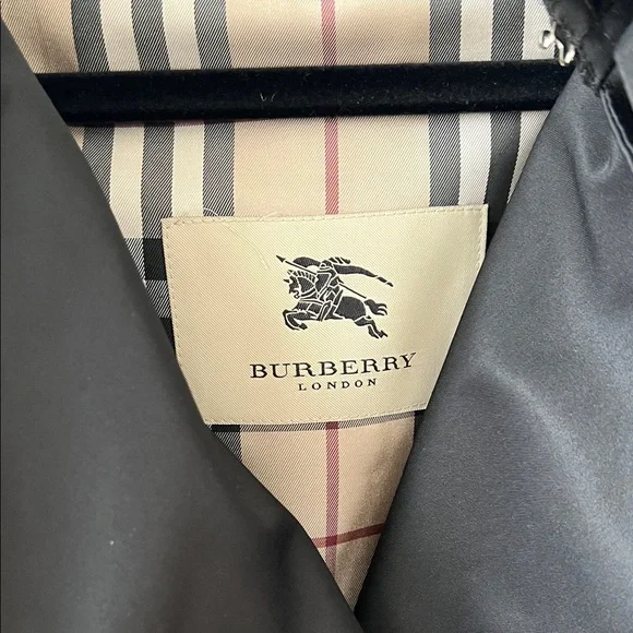 Burberry Elegant Black Trench Coat - Picture 2 of 9